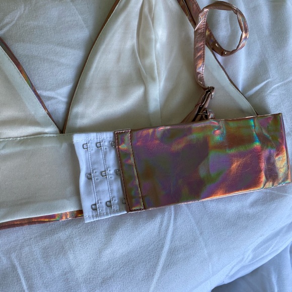 Gold holographic iridescent crop top - Picture 7 of 11